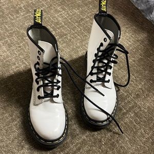 GLOSSY WHITE DOC MARTENS